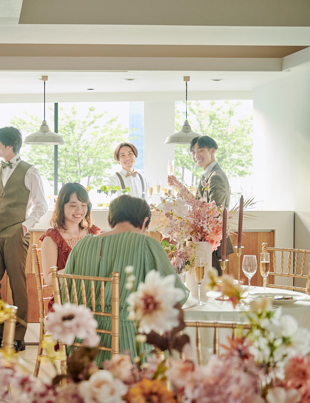 ふたりもゲストも自由に動いて、好きな場所でのパーティタイムを楽しんで