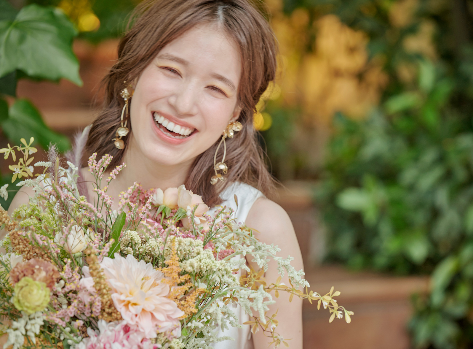 ヘアメイク、衣装、空間装飾、演出まで、専属スタイリストが一緒に“ふたりらしい”結婚式をつくり上げます