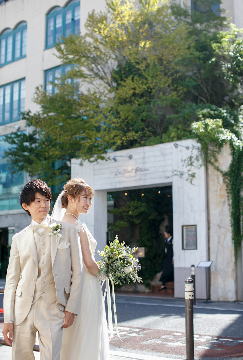 エントランス前も撮影スポット☆ふたりの記念写真を残して