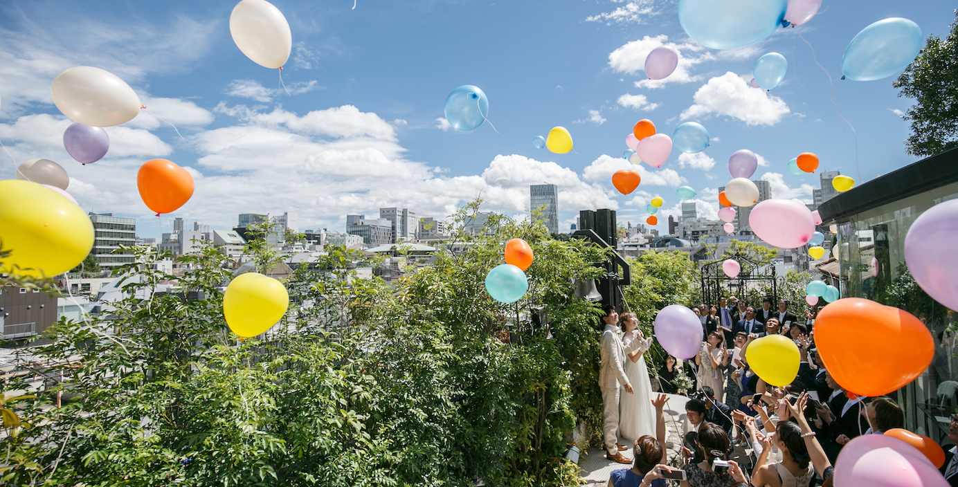 緑あふれるチャペル前ガーデンテラスでの開放的なバルーンリリースは、Le Ciel Blancでも人気の演出