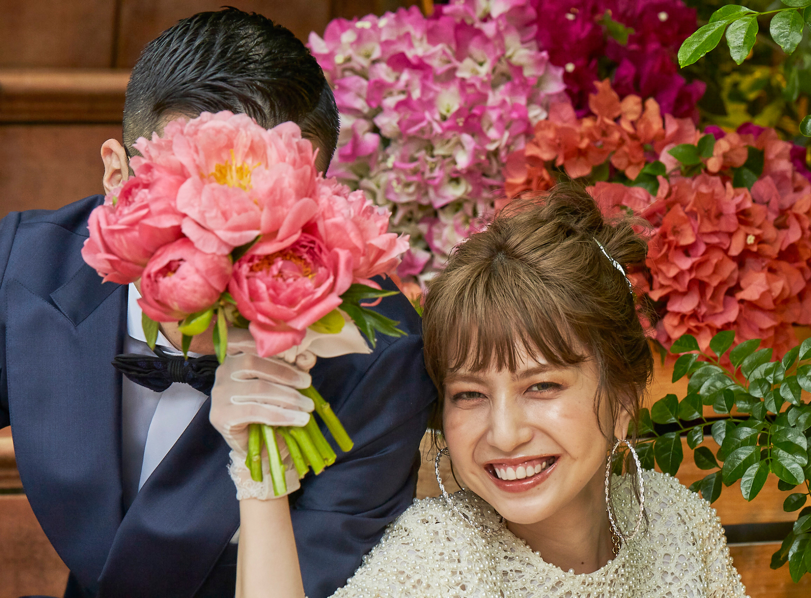 コーラルチャームの芍薬だけを束ねたブーケ。このウェディングブーケは、春先の花嫁様だけの特権！