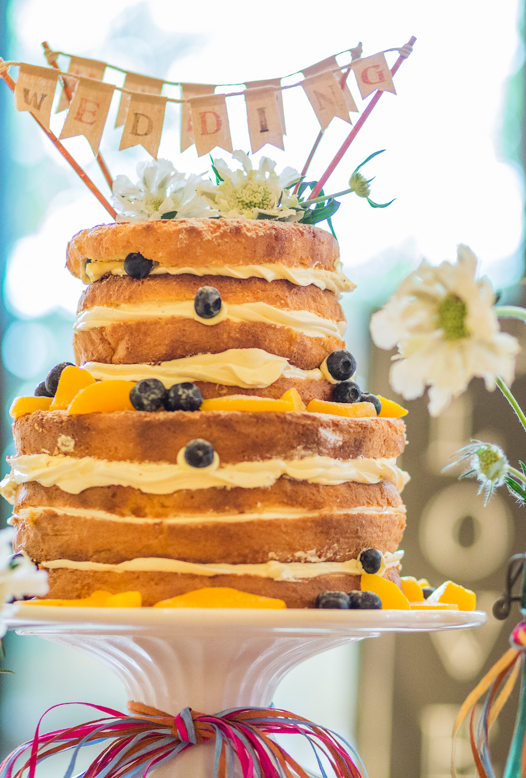 ベリーやトッパーが可愛いネイキッドケーキ