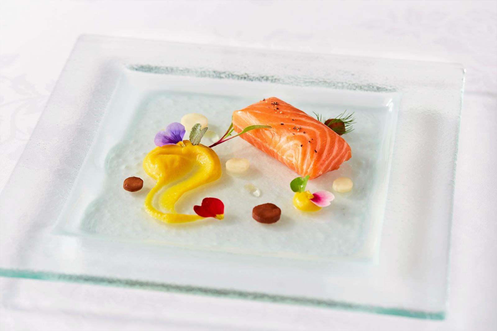 ニュージーランド産キングサーモンのコンフィ、野菜とヴィネガーのなめらかなエスカベッシュのソースで