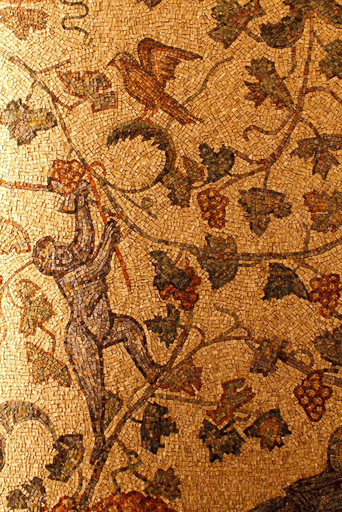 エントランスの色調に合わせて世界一のモザイク学校の教授に手掛けてもらった唯一無二の壁アート。