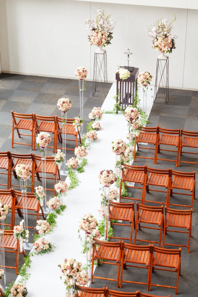 教会式や人前式は一階下のアトリウムで。