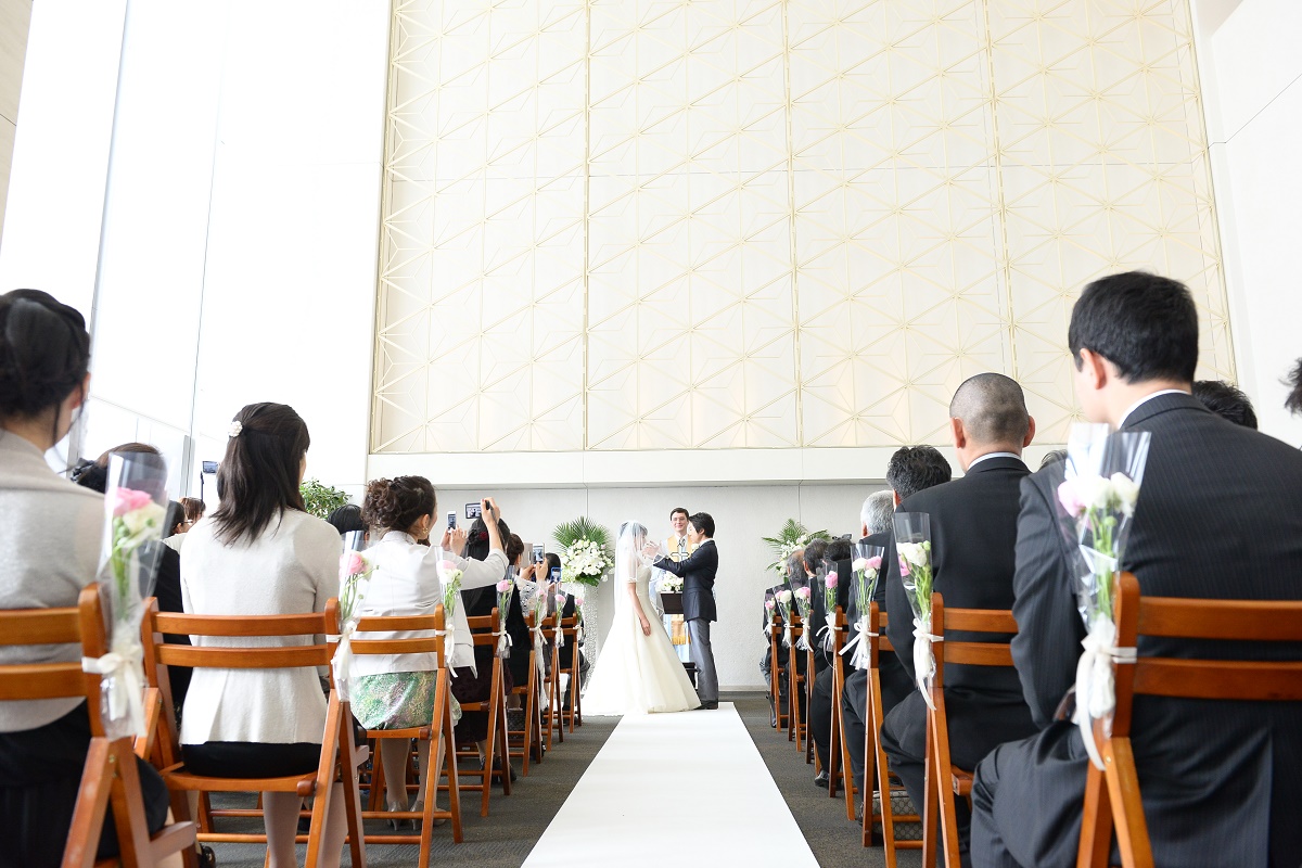 参加ゲスト全員に見守られて明るい陽射しの中セレモニーを。