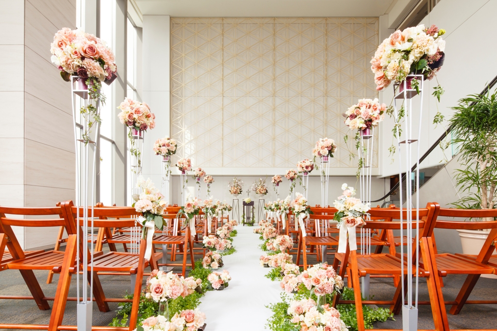 ニ階層吹き抜けのアトリウムは開放感たっぷり。