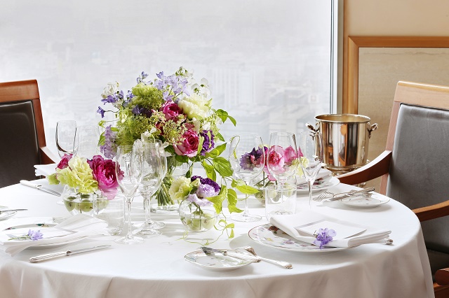 1テーブル5名様掛けのテーブルは仲の良いゲスト同士話も弾みます。