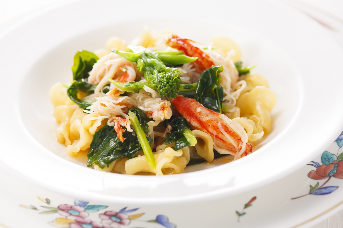 百合の花びら型ショートパスタ“ジッリ”ズワイガニと季節の野菜をからめて マジョラムのアクセント