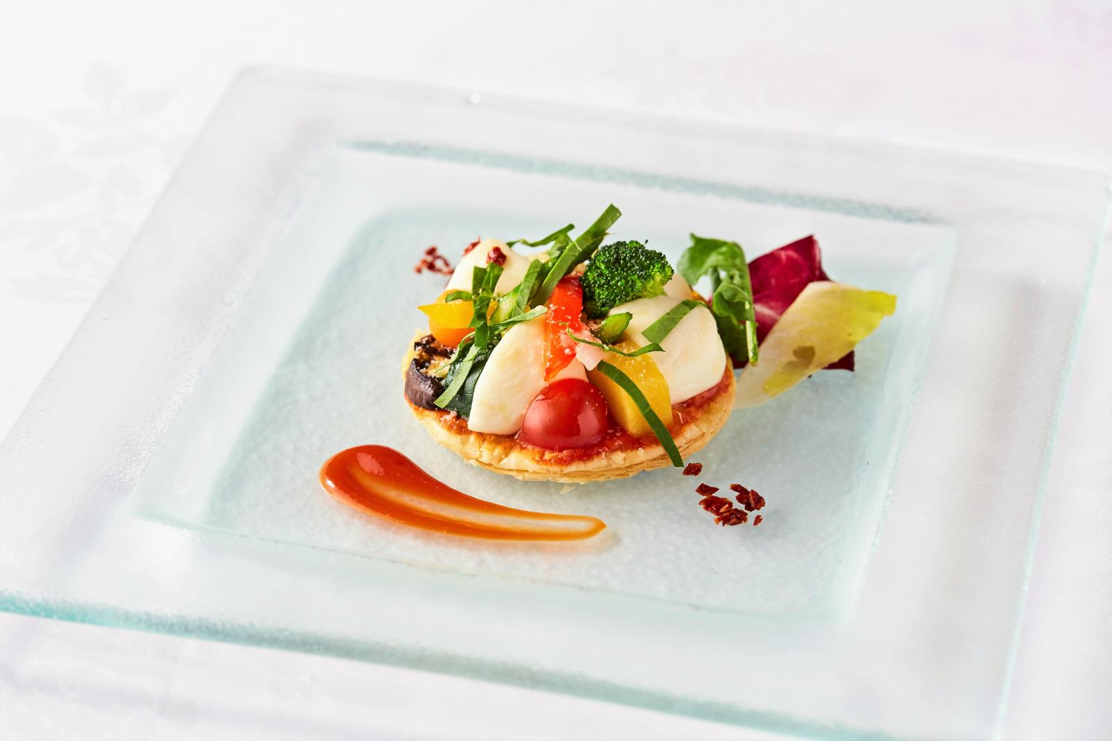 モッツァレラ・ブファラと旬の野菜を乗せたスフォリアテッラ 香草オイルとバスク産エスプレット