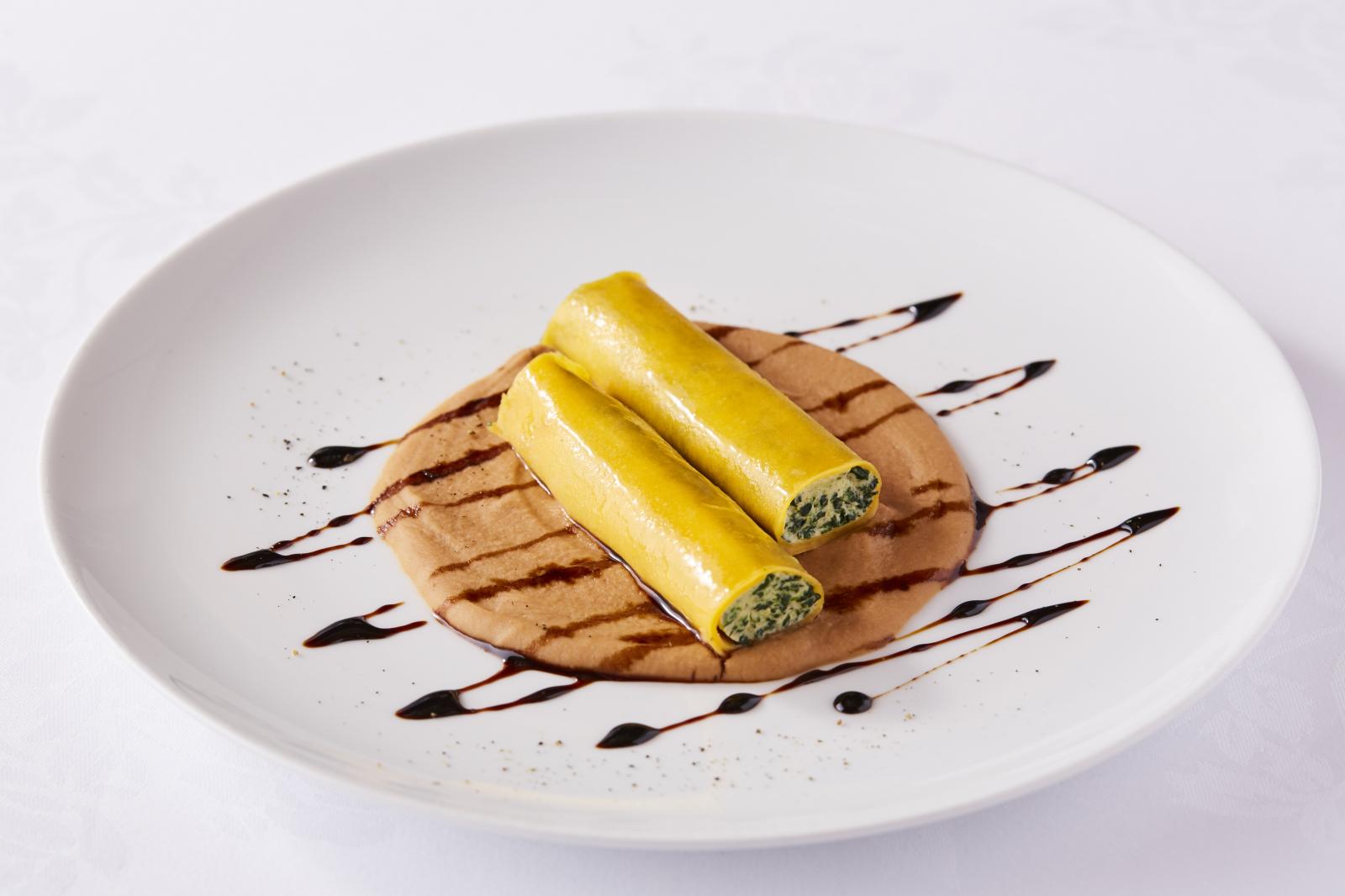 リコッタチーズのカネロニ　ハーブの香り ウズラ豆のクレーマ凝縮したバルサミコのアクセント