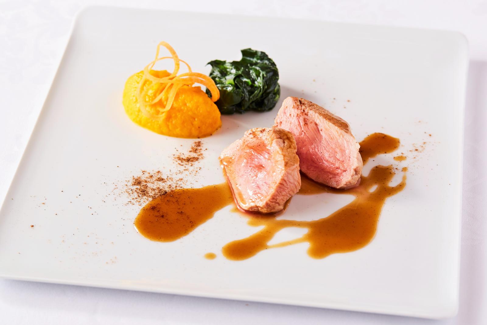 しっとりと焼き上げた乳飲み仔牛のロース スパイスをきかせたシチリア産マルサラワインのソースで