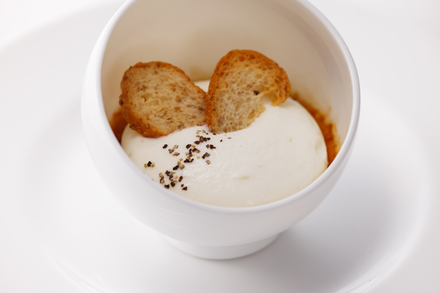 フォアグラのクレーム・ブリュレ仕立て グラナパダーノチーズのスプーマ、ライ麦パンのアクセント