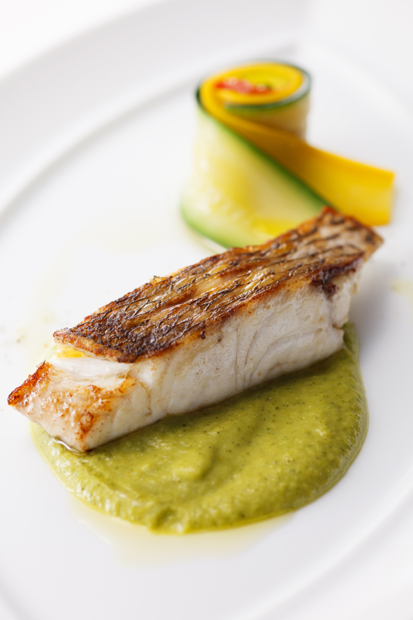 天然真鯛のソテー サフランの香るズッキーニのクレーマと共に