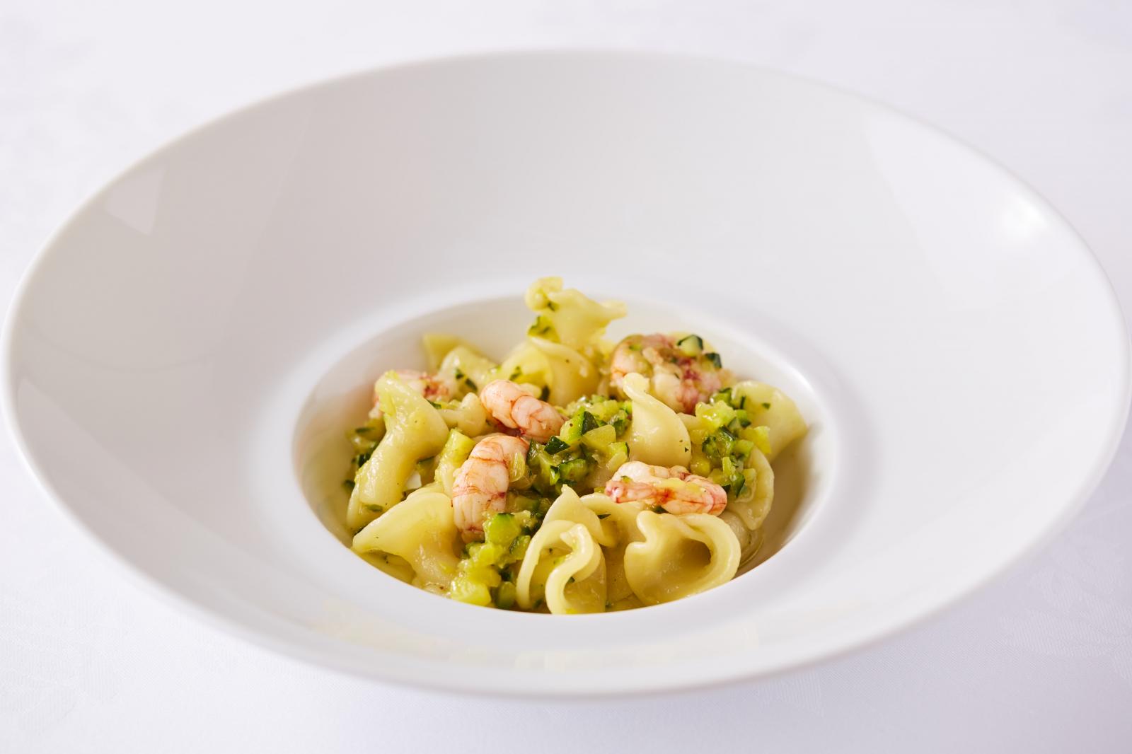 百合の花びらを模したショートパスタ“ジッリ”赤海老とズッキーニのラグーソース