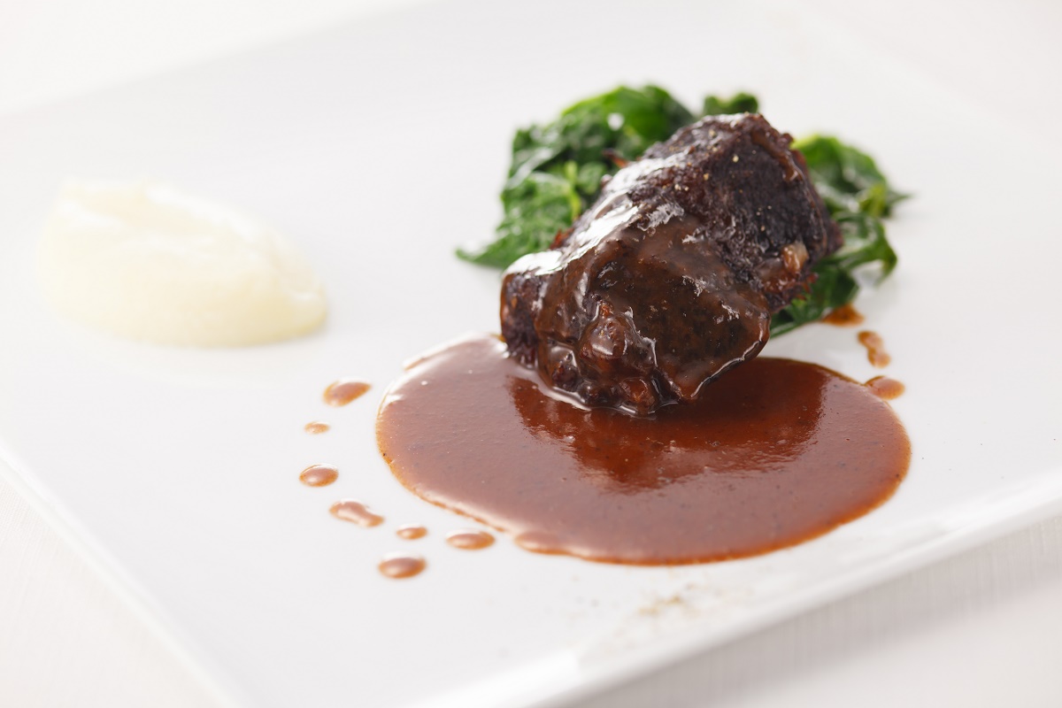 赤ワイン“アマローネ”とカルダモンでじっくり煮込んだ和牛のホホ肉 シェフ・サンティン自慢の一皿