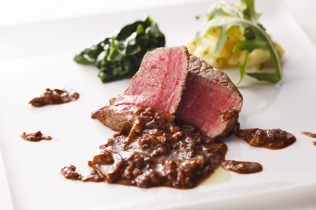 シェフ・サンティンが厳選した和牛フィレ肉のソテー　ドライポルチーニ茸のソース　タイム風味