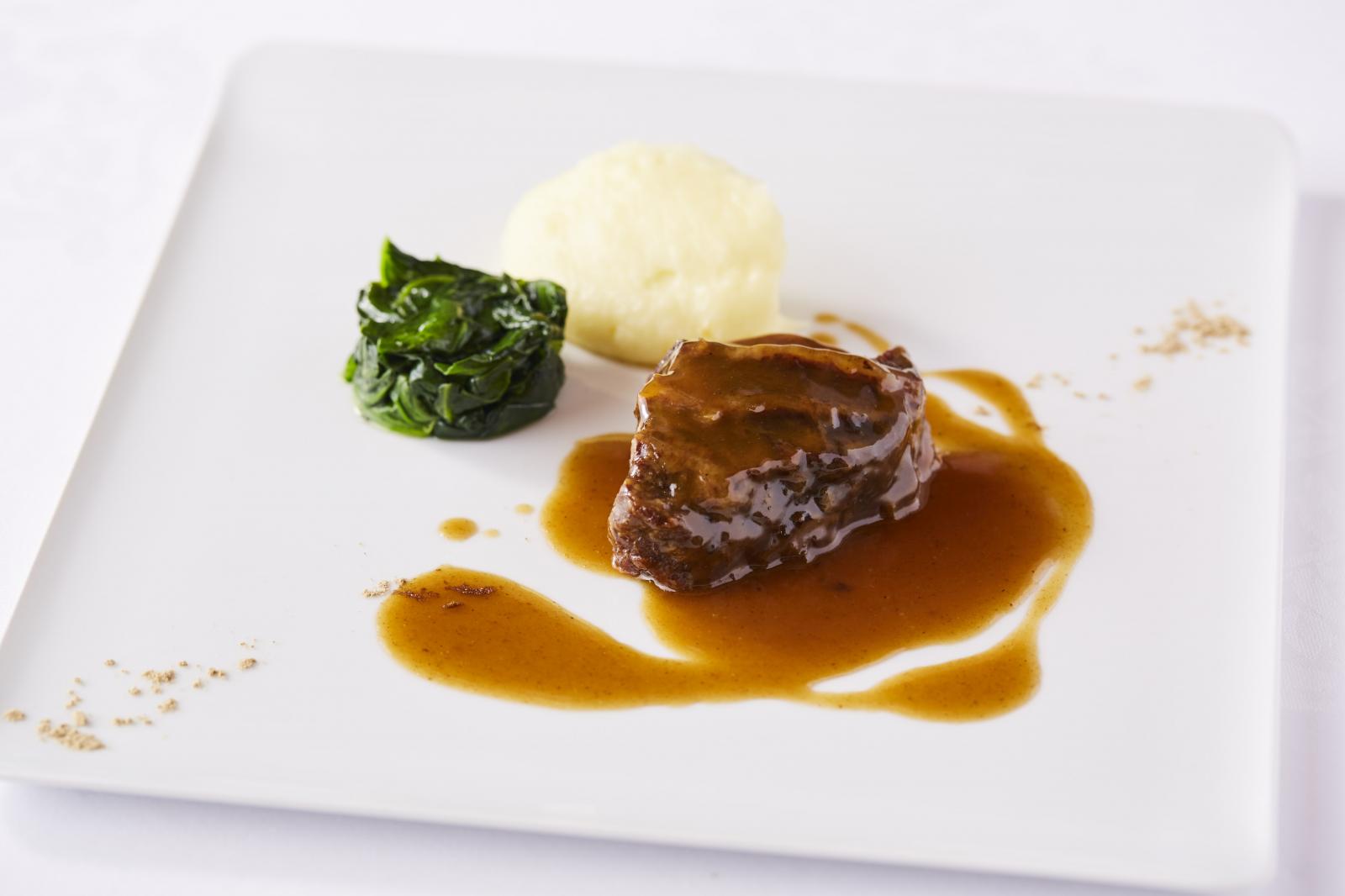 スパークリングワインとカルダモンでじっくり煮込んだ和牛のホホ肉 シェフ・サンティン自慢の一皿