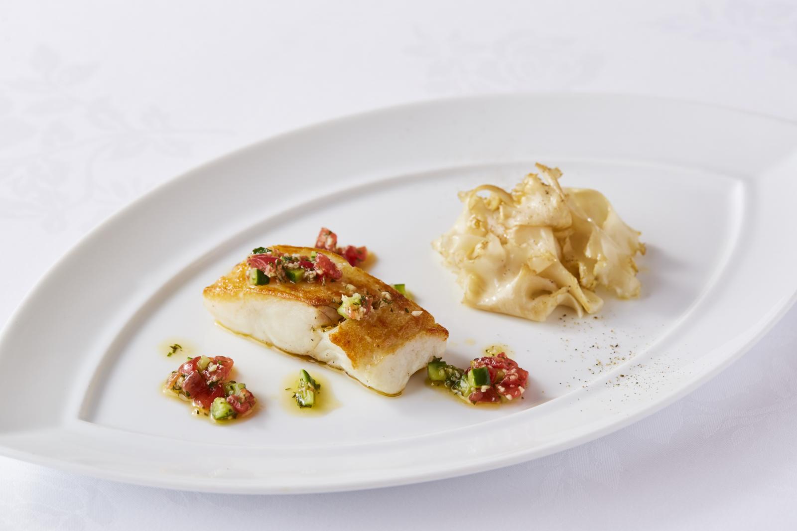 本日の鮮魚のソテー 色鮮やかな“ヴェルジネ”ソース<br />
花びら茸と共に