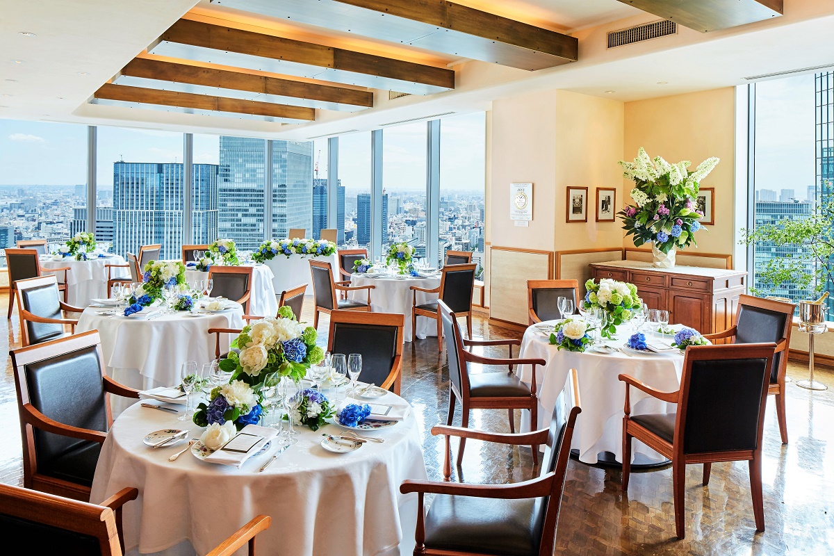丸ビル最上階からの景色を楽しむ、クォリティの高いウェディングをご提案致します。少人数でもしっかりお披露目を。※30～56名着席