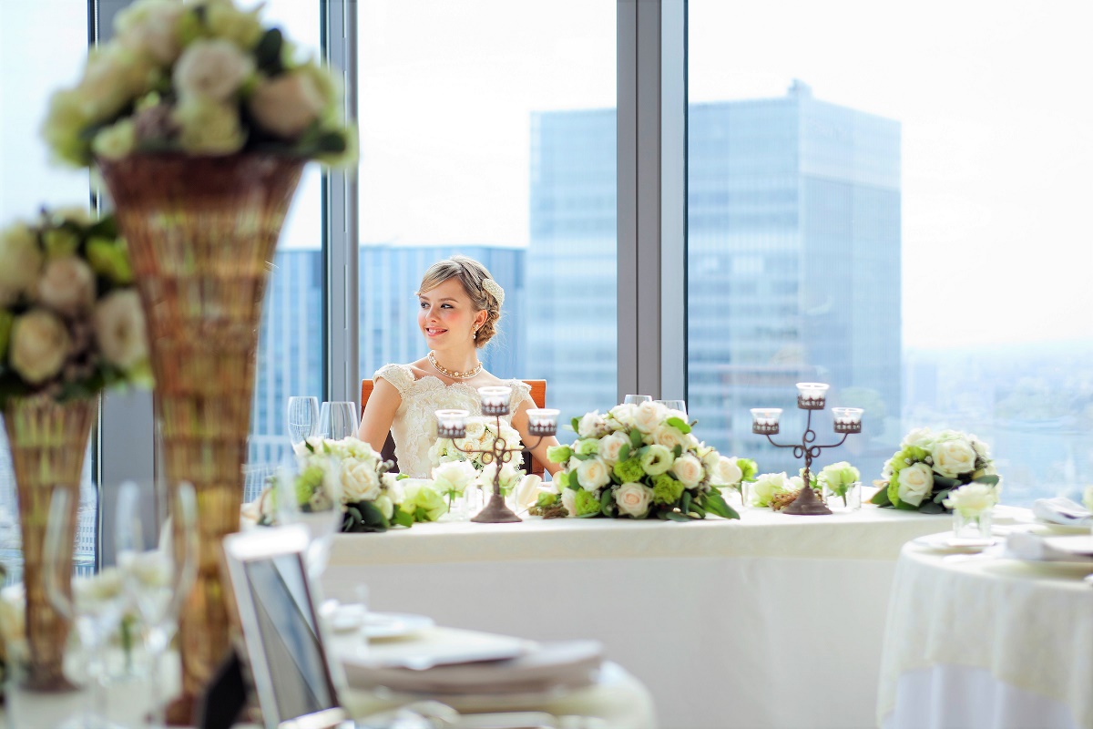 お昼間のパーティは温かな陽光が差し込み、ダイニングは柔らかな明るい雰囲気。