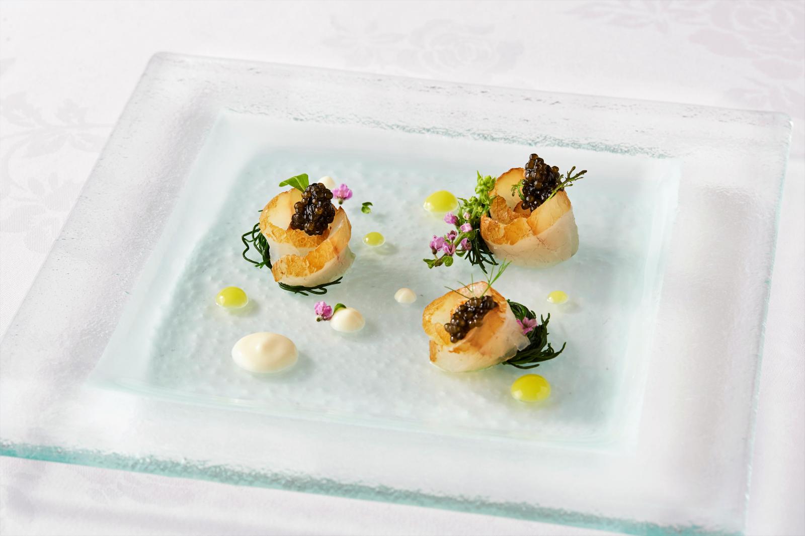 スズキをラプサンスーチョン アンペリアルで香りづけしました チポロッティーのクレマ、キャビアと共に