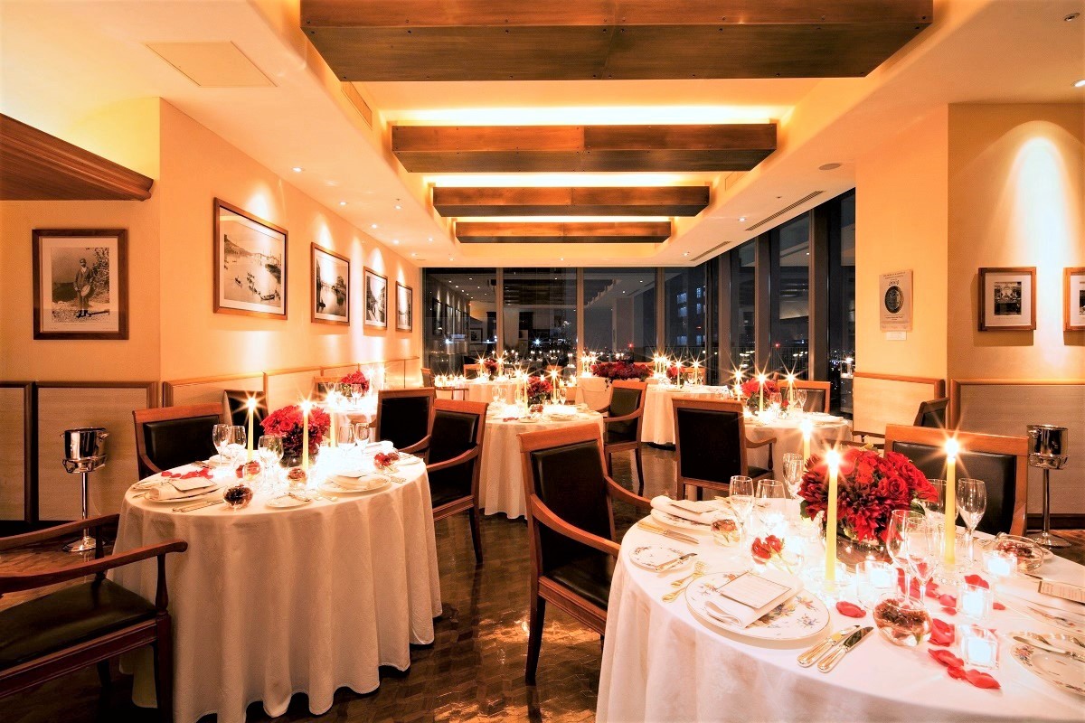 イタリアのオーベルジュの温かさ、高級感溢れるインテリアがゲストを魅了するダイニング。