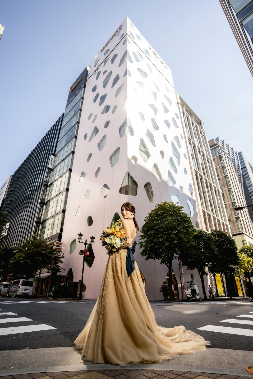 銀座2丁目にある一際目立つピンク色の建物<br />
たくさんの個性的な形をした窓ガラスが特徴です