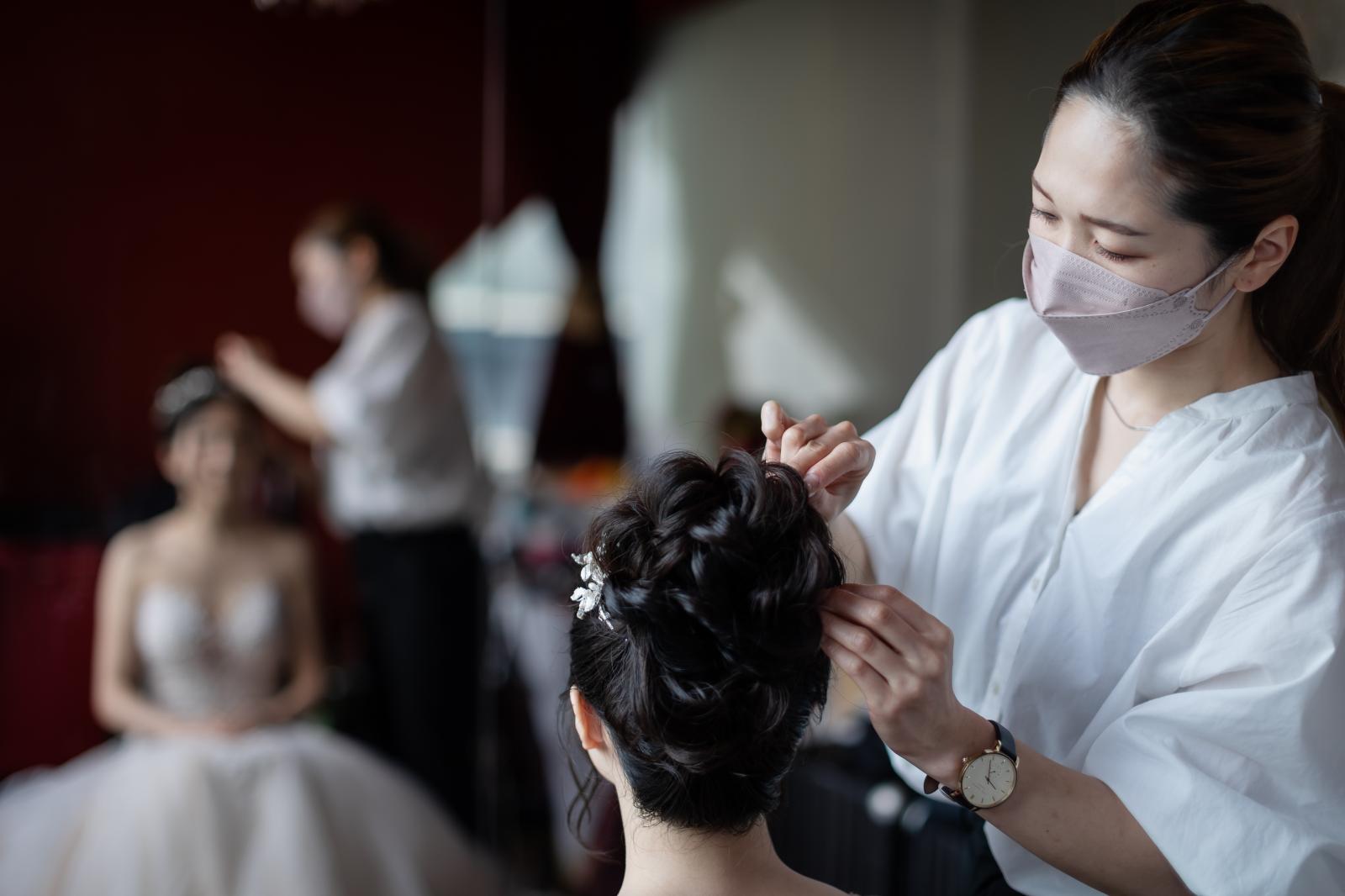 大きな姿見の前で、<br />
専属のヘアメイクと一緒に当日の装いを仕上げていきます