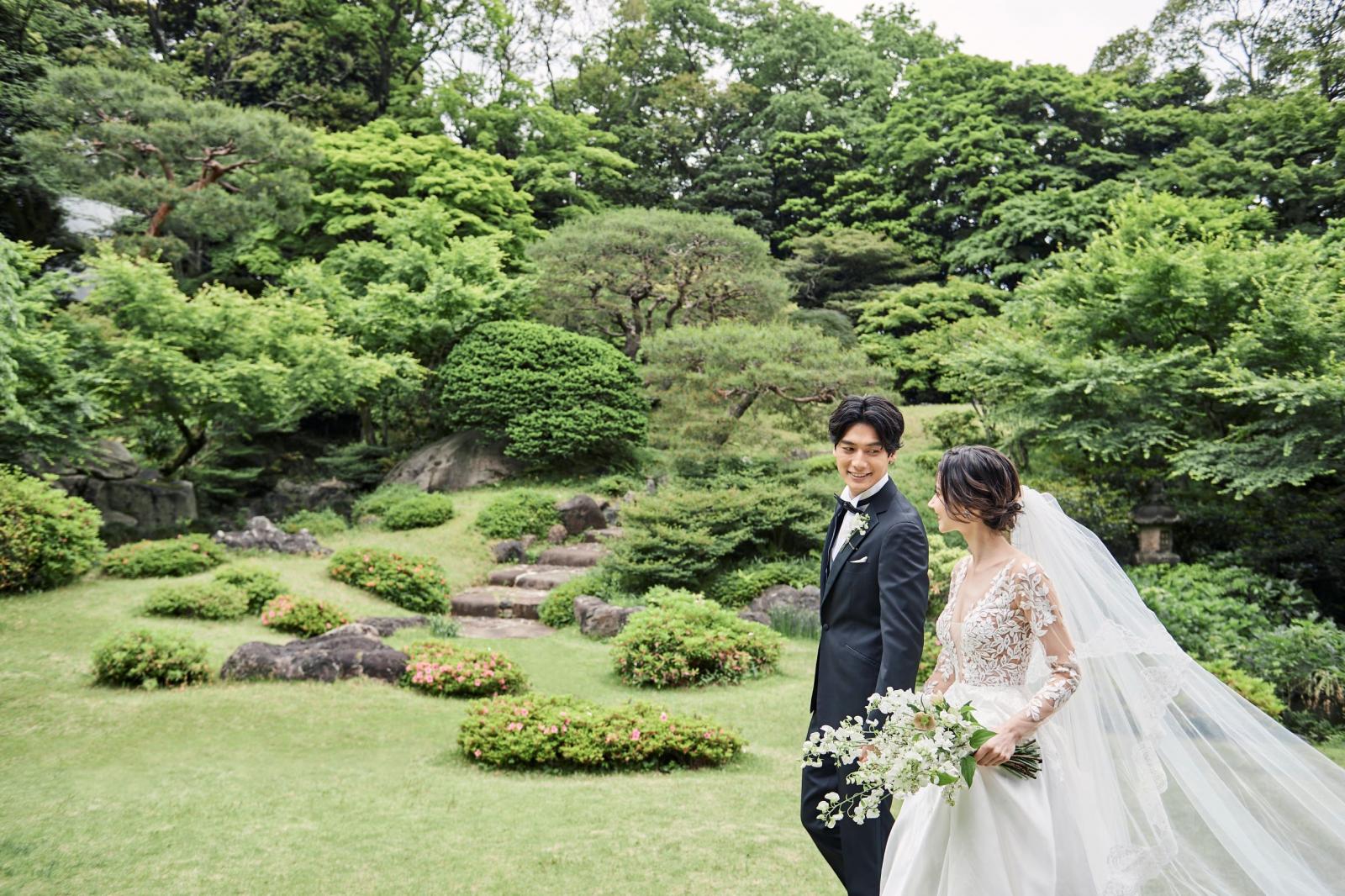 120名着席可能なガーデン挙式は都内でも稀にみる開放感あふれる環境