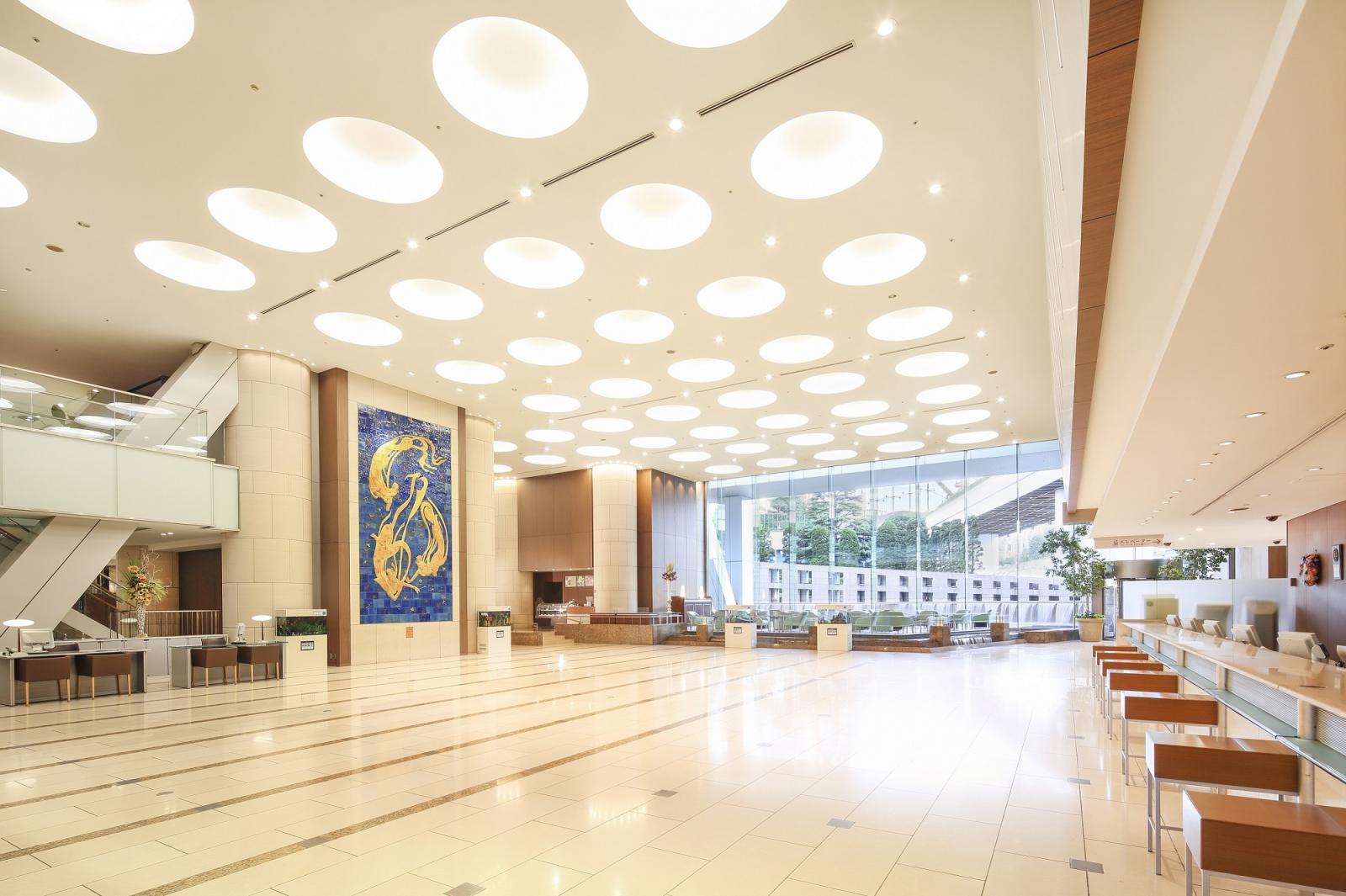 広々とした開放感あふれるロビー