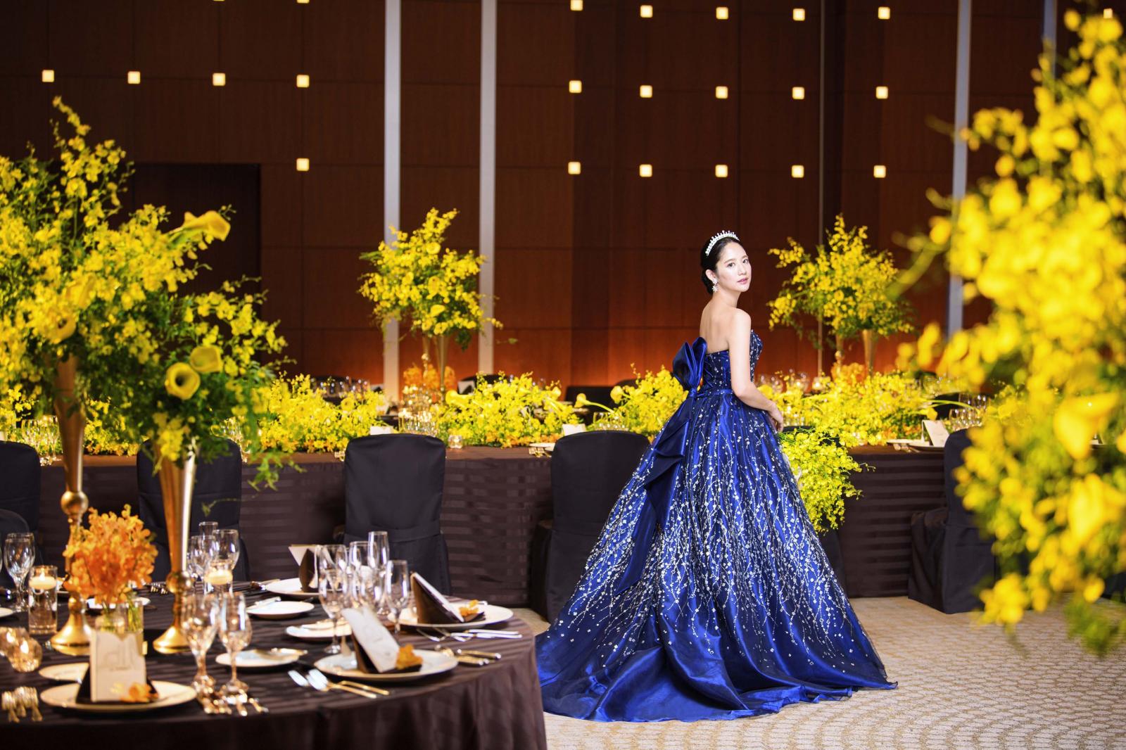 モダンなインテリアに映える洗練されたフラワーコーディネートで、優雅な祝宴を