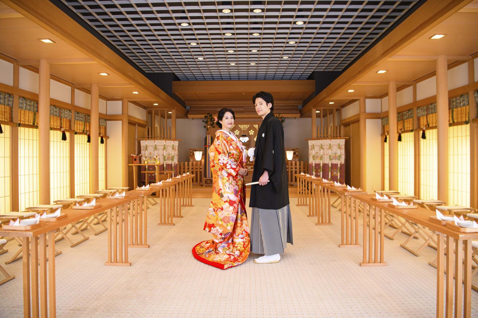 玉砂利が敷き詰められた前室から、格調高い神明造りの本殿へ。雅楽の調べに包まれ、厳粛で古式ゆかしい誓いの式を