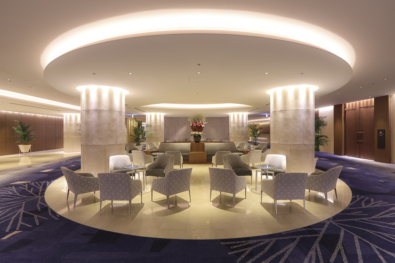 ゲストの挙式待合フロア　ゆったりした空間が人気