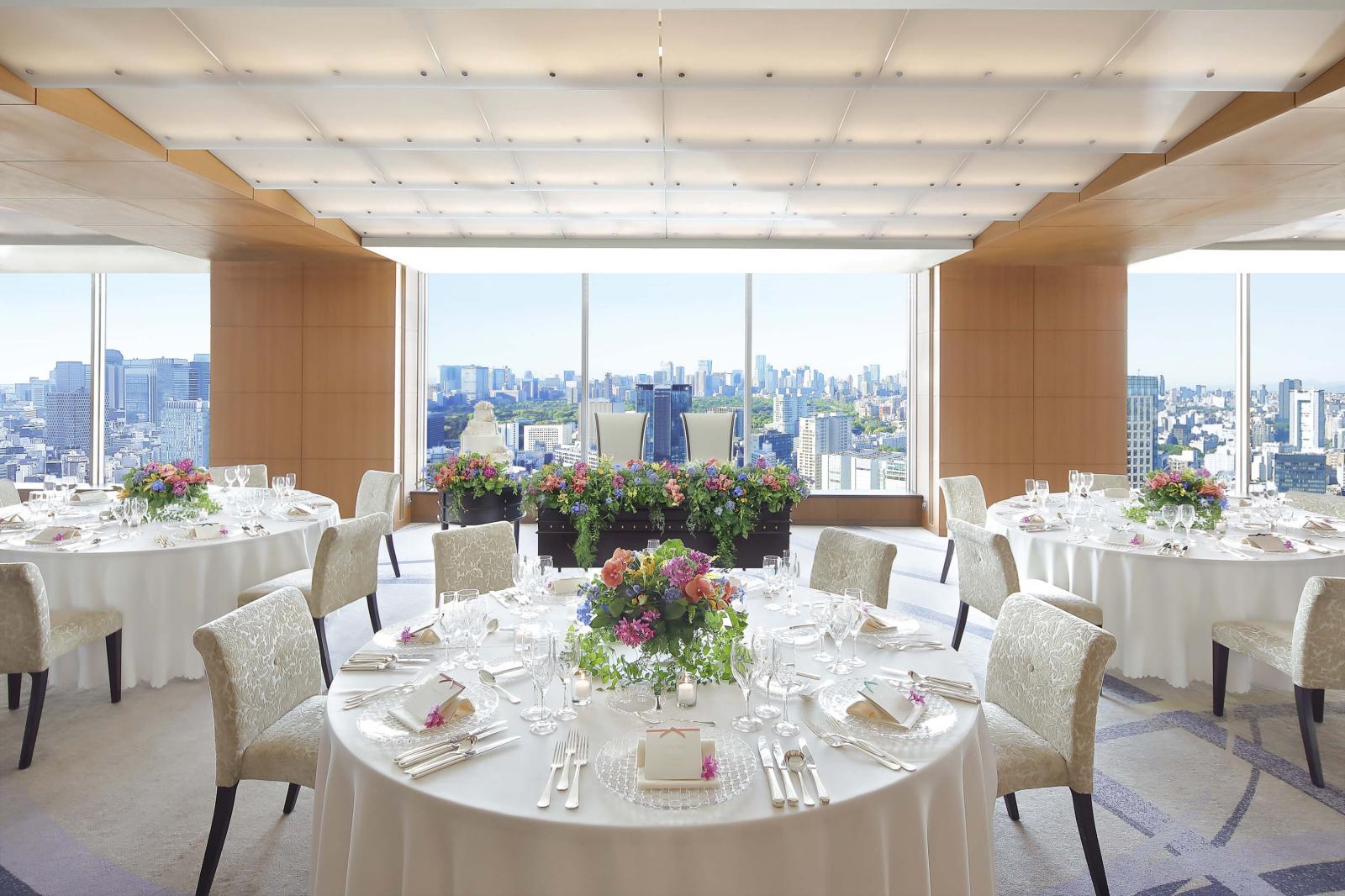 大きな窓越しの眺望が見事な開放感あふれる空間。東京ならではのシティビューをお楽しみください