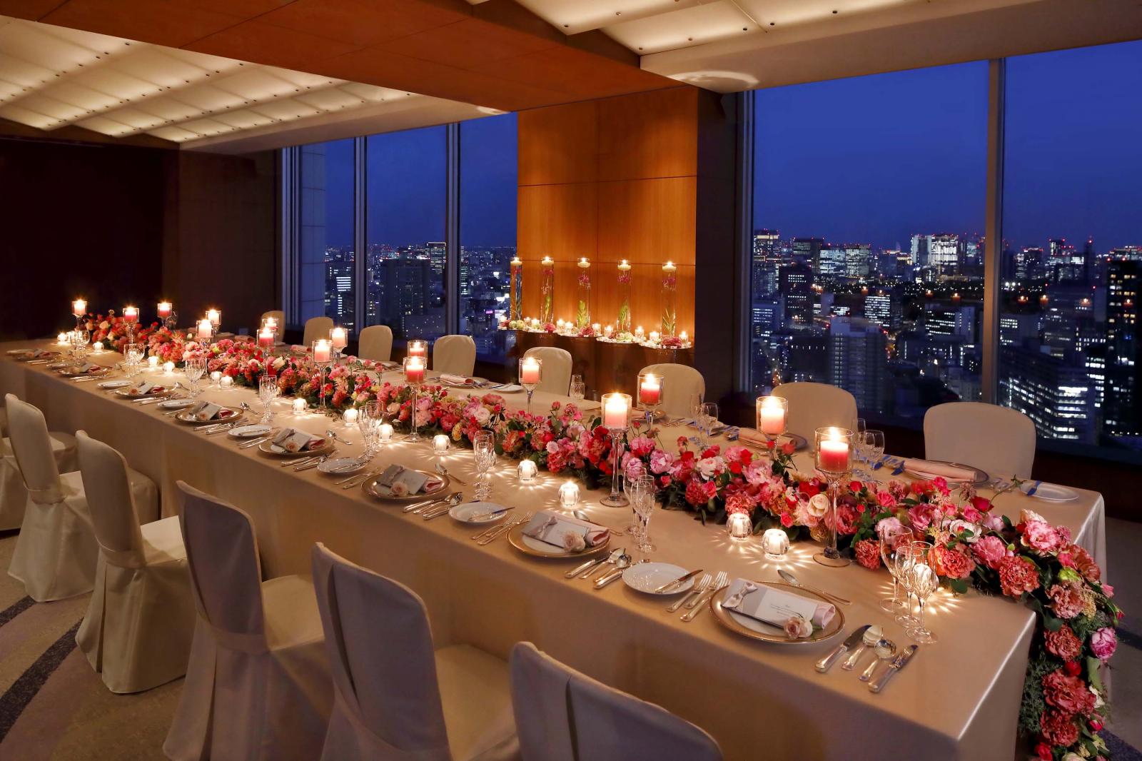 窓の外に広がる夜景がおふたりのパーティーを演出します