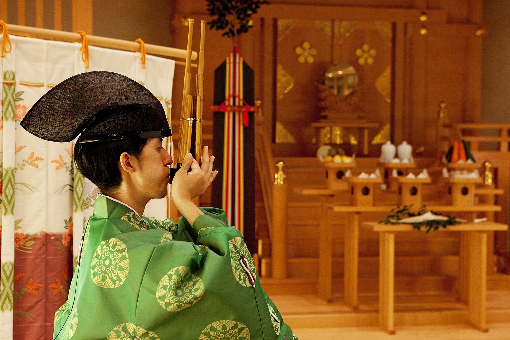 雅楽の調べに包まれ、厳粛で古式ゆかしい誓いの式を
