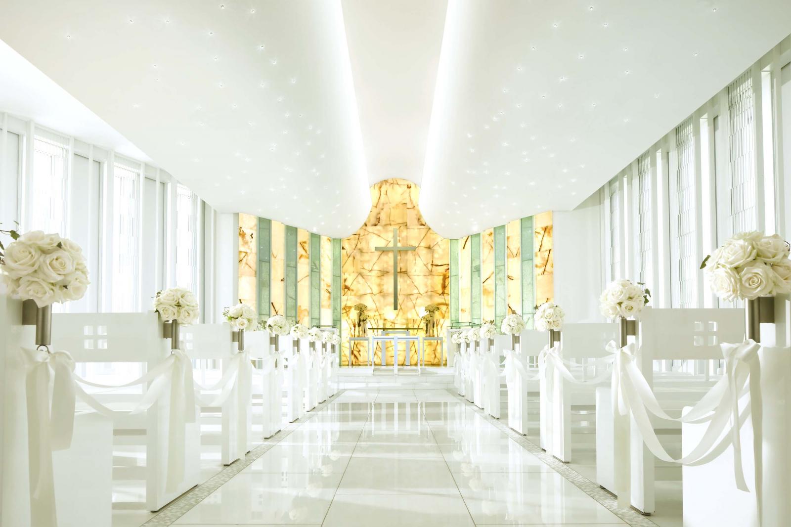 祝福の光に溢れる幻想的なチャペルで、お二人のウェディングセレモニーを。左右の窓から明るい自然光がたっぷりと差し込み、よりいっそうの輝きに満ちた空間をつくりあげます。