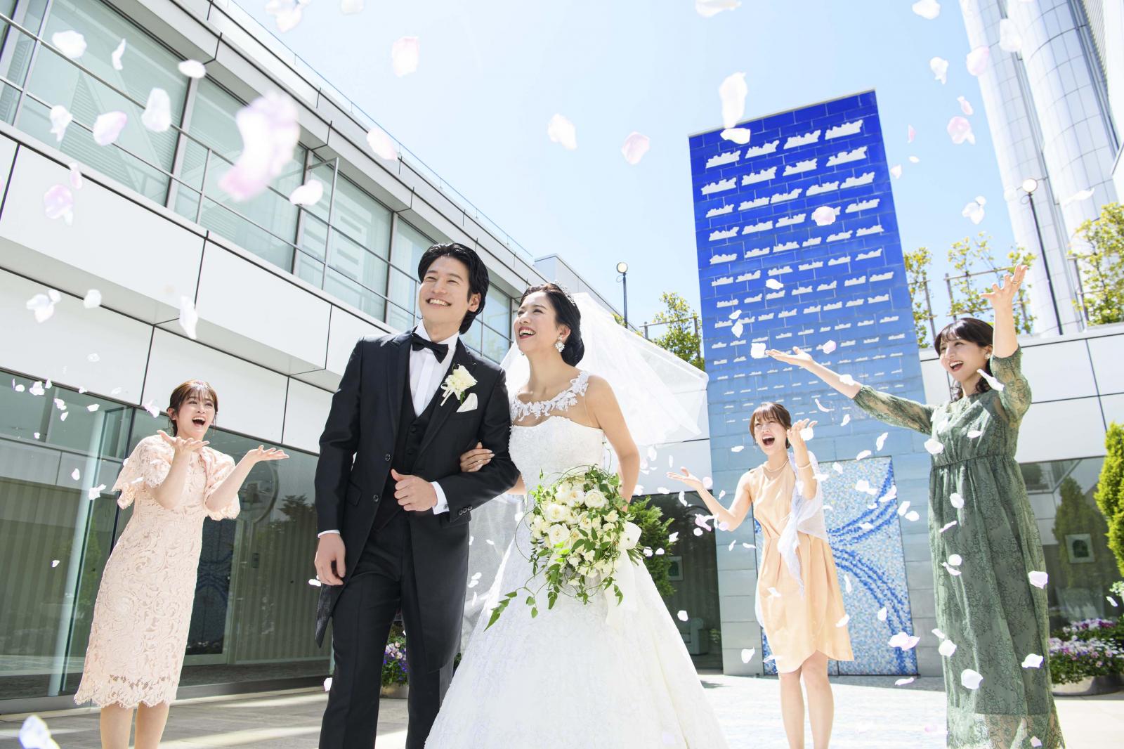 ご家族や親しい方々とのフラワーシャワーや写真撮影、思い出深い至福の時をお過ごしいただけます