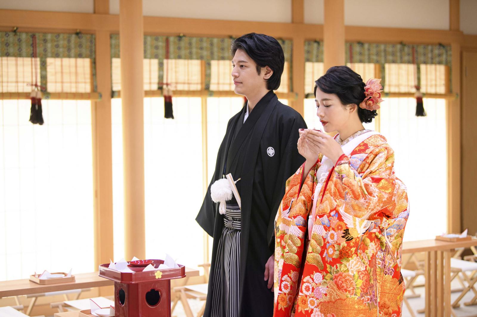 両家の縁を取り結ぶ三三九度の厳粛な儀式が静かな感動を誘います。