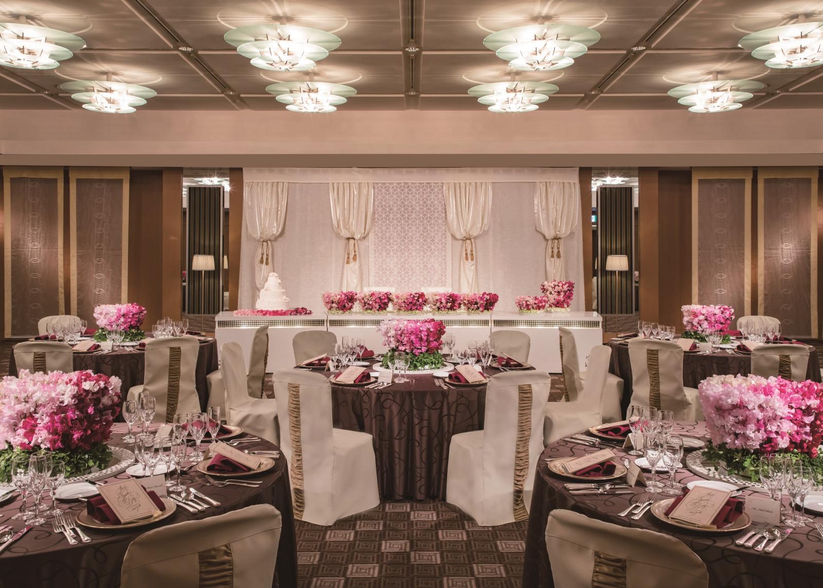 やわらかな曲線が織りなす洗練された大人のウェディング。