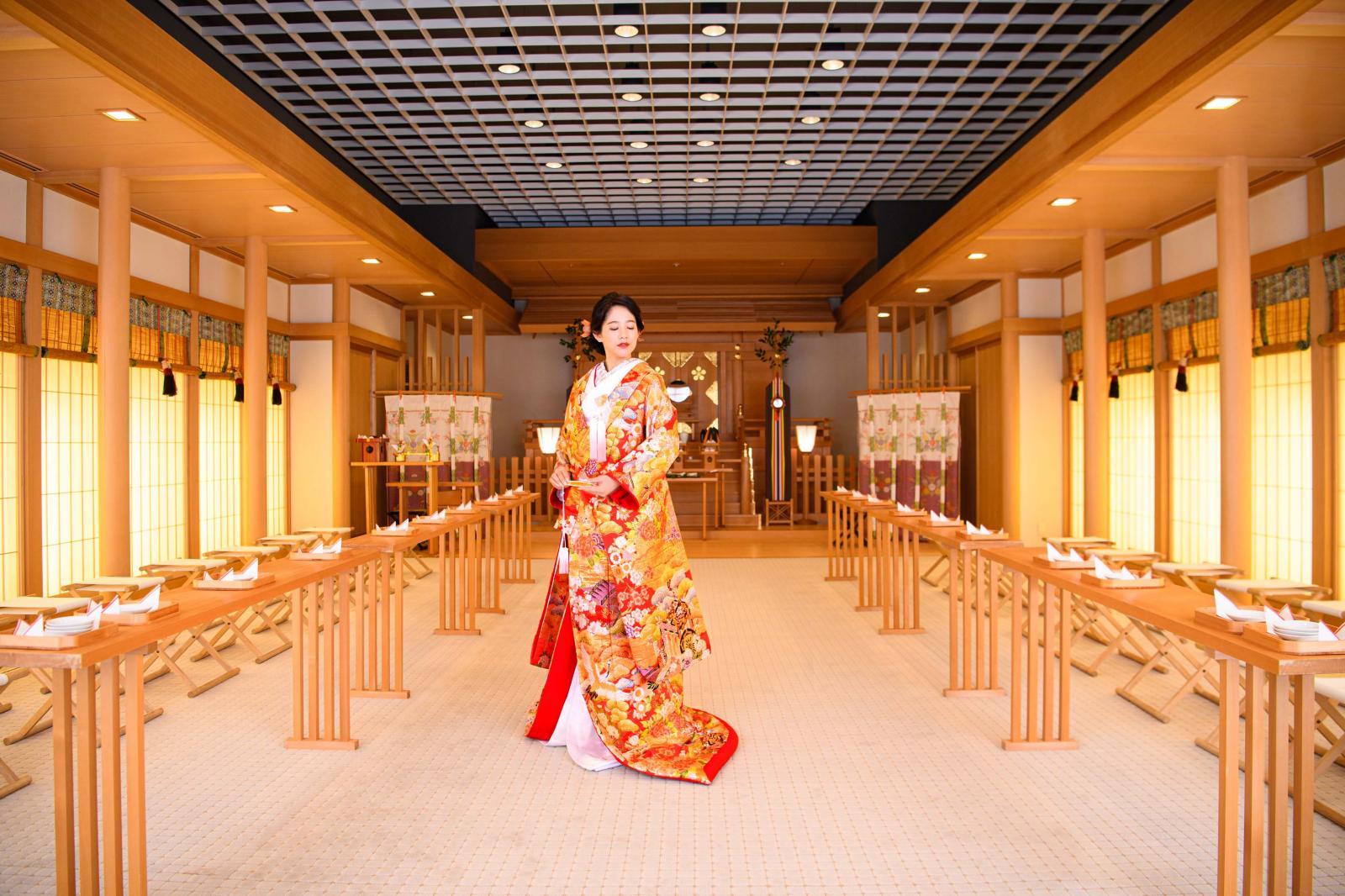 白木で造られた格調高い神明造の神殿は、<br />
文京区小石川の氏神である「牛天神　北野神社」の神主