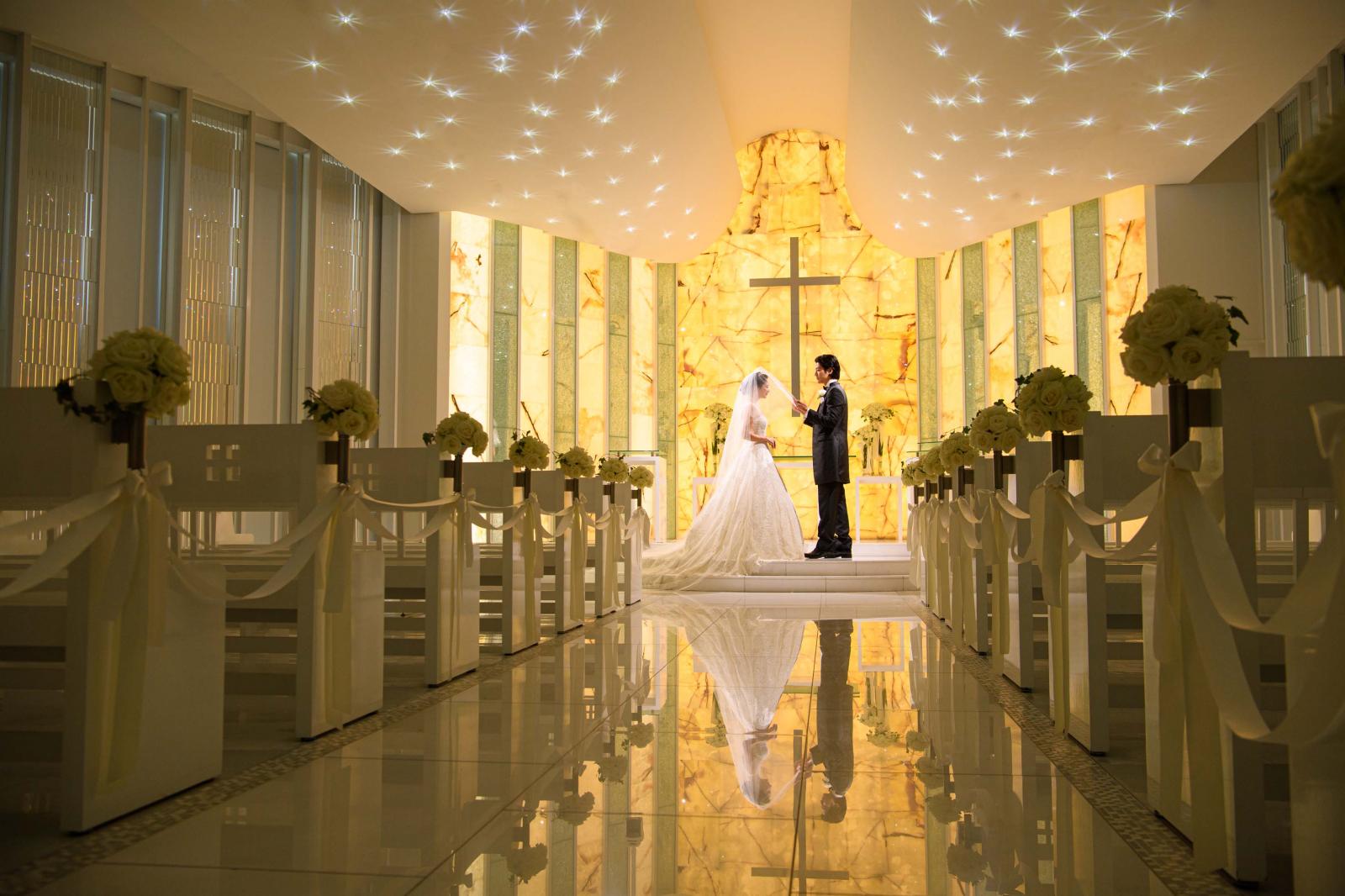 17mものバージンロードの先に待つのは、<br />
厳かな十字架と感動の瞬間