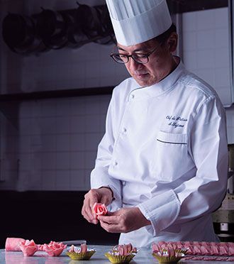 フォルム・味わい・デザインといった全体のバランスを考え、口にした瞬間幸せを分かち合えるような美味しさ