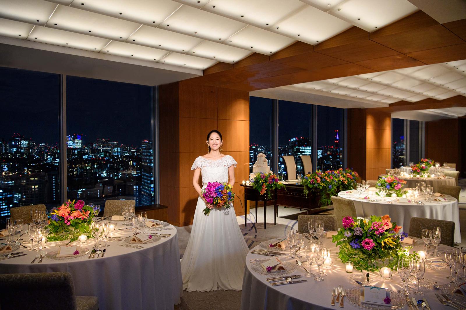 夕景から変わる景色を眺めながら、贅沢な時間を過ごせるナイトウェディングも