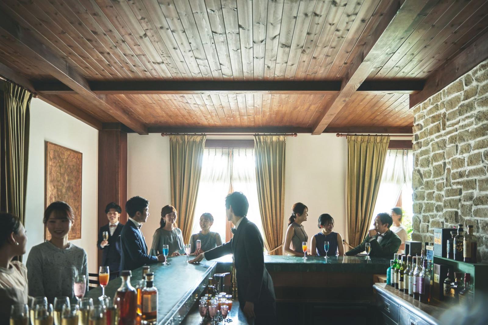 バーカウンターではご希望に合わせたドリンクで皆様をおもてなし。お酒を飲みながら寛ぐ、そんな贅沢な時間が過ごせる
