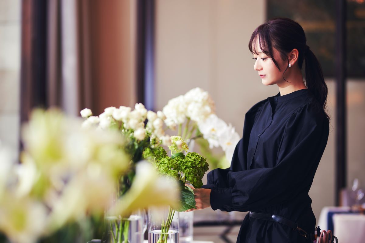 会場を熟知したフラワーコーディネーター。雰囲気に合う様々な花器やアイテムも取り揃え