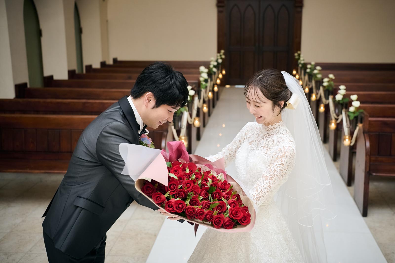 サプライズで花束のプレゼント。結婚式に伝える想いは心に刻まれる特別な言葉