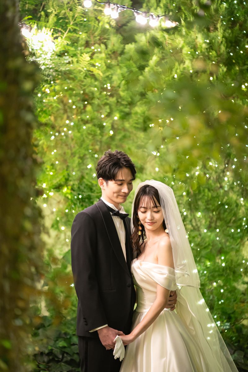 緑に囲まれた和やかな1枚。教会の同じ場所とは思えない幻想的な写真
