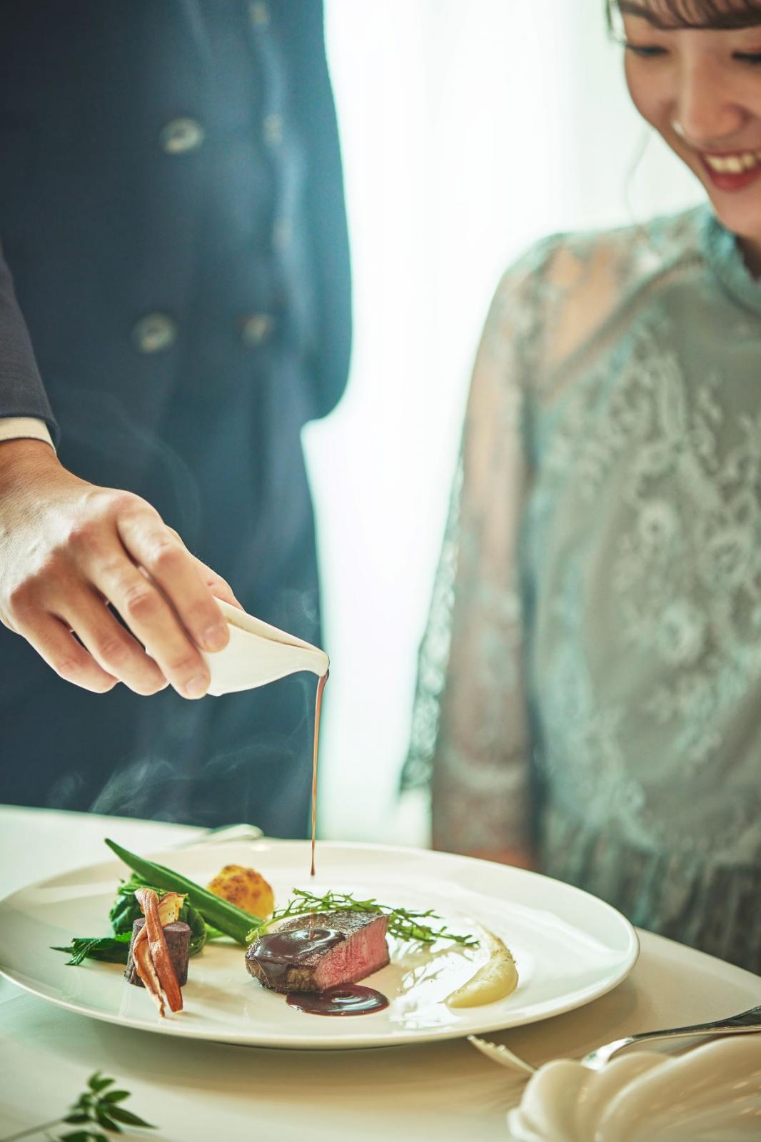 香り豊かな出来立ての料理。ゲスト１人１人のペースに合わせながらサービスされる